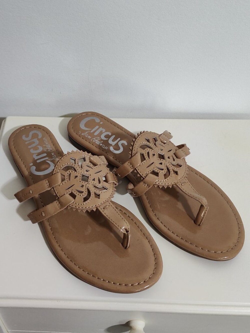 Circus by Sam Edelman Canyon beige medallion thong sandals, EUC, size 8M
